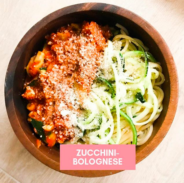 Vegane Zucchini Bolognese Rezept mit Mandelparmesan, Low Carb Rezept zum vegan abnehmen 